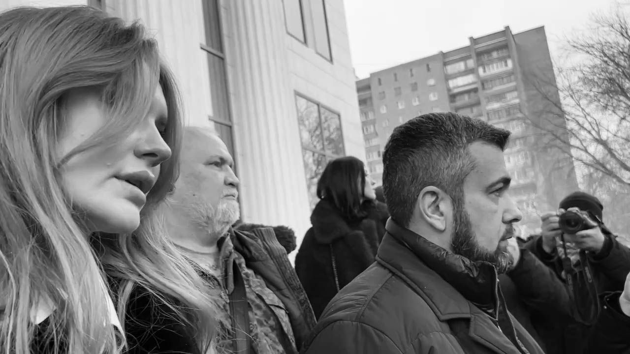 Адвокат Гаджиев и супруга Стрелкова, Прапор