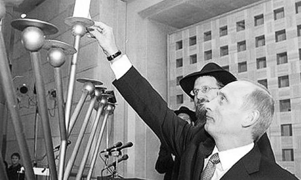 Путин зажигает минору в хасидском храме