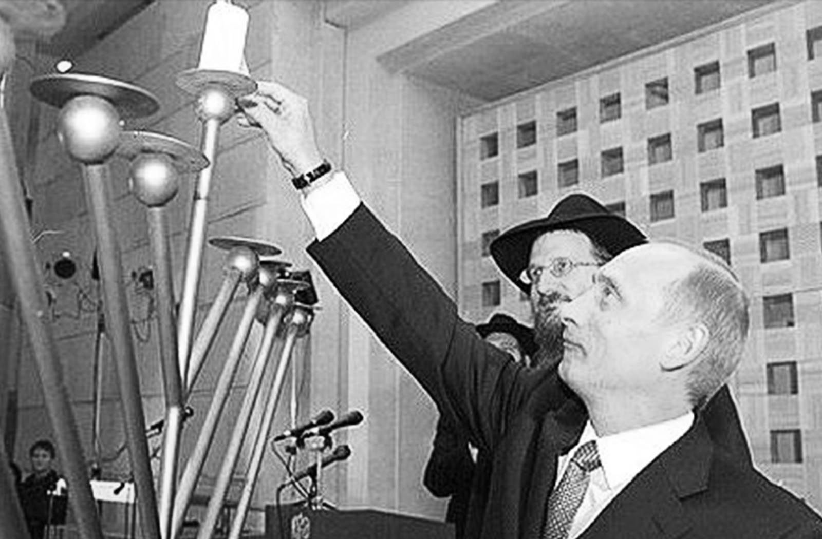 Путин зажигает минору в хасидском храме