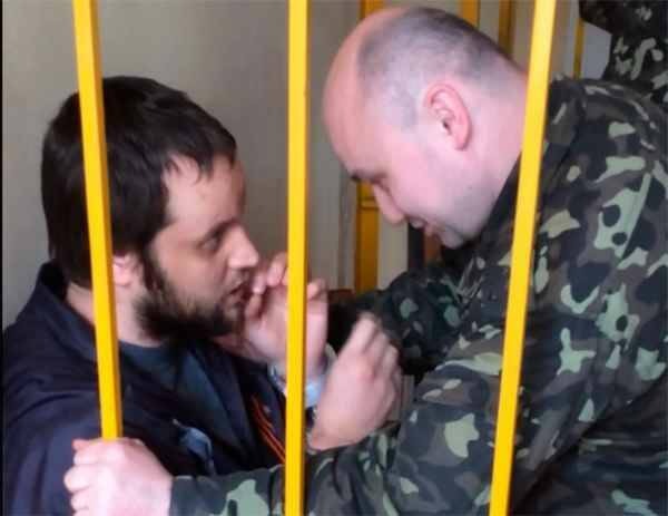 Сотрудник конвойной службы СБУ в суде по мере пресечения пытается сорвать с меня георгиевскую ленту